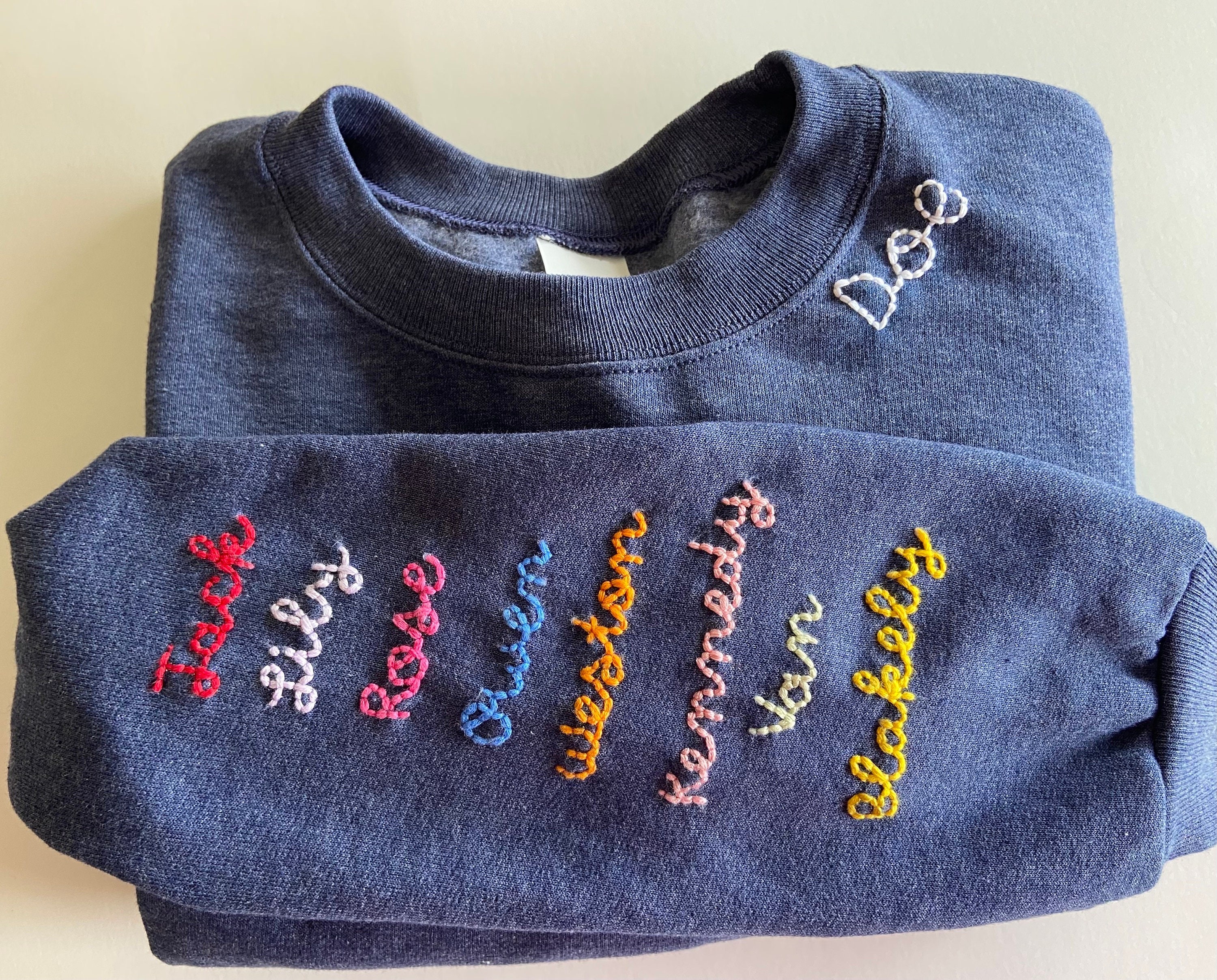 Custom Embroidered Sweatshirt with Names, Personalized Hand-Stitched Crewneck Sweatshirt, Customized Family Name Sweatshirt, Unique Gift for Mom, Dad, Kids, Friends, Custom Initial Sweatshirt, Personalized Gift for Birthday, Christmas, Mother's Day